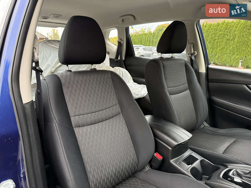 Внедорожник / Кроссовер Nissan Rogue 2017 в Стрые