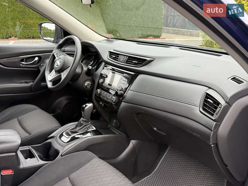 Внедорожник / Кроссовер Nissan Rogue 2017 в Стрые