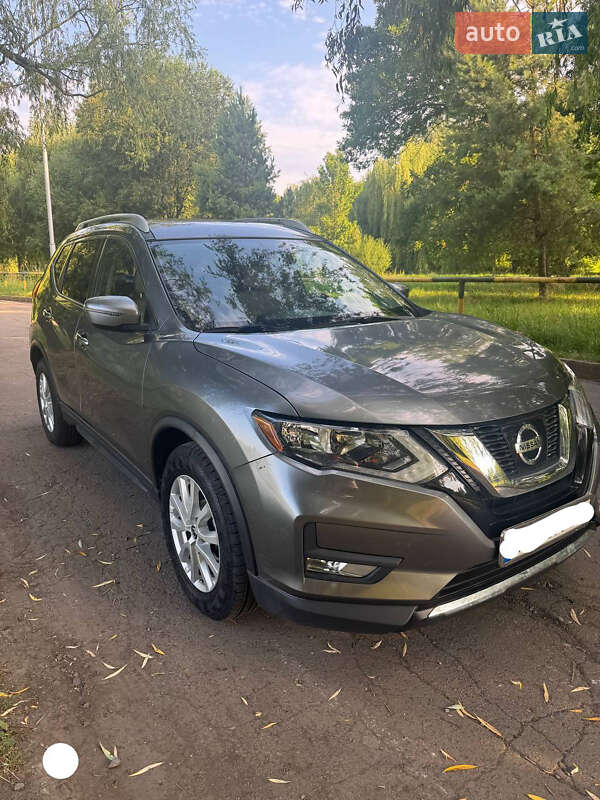 Внедорожник / Кроссовер Nissan Rogue 2017 в Ровно