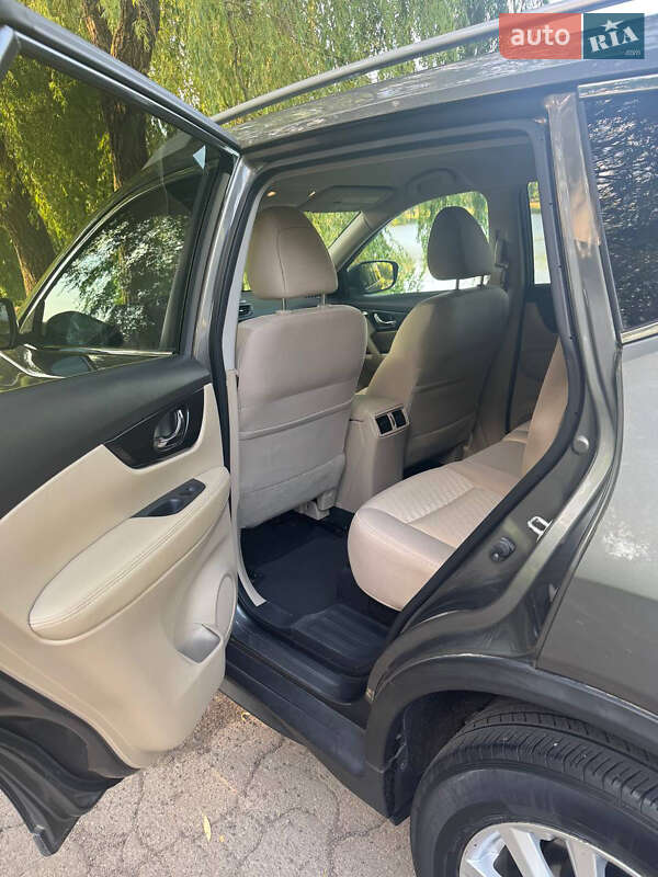 Внедорожник / Кроссовер Nissan Rogue 2017 в Ровно