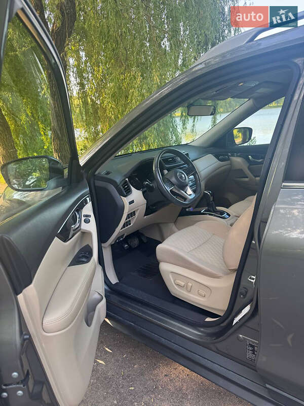 Внедорожник / Кроссовер Nissan Rogue 2017 в Ровно