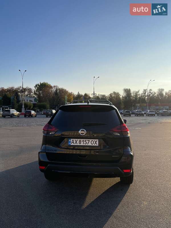 Внедорожник / Кроссовер Nissan Rogue 2017 в Глинном