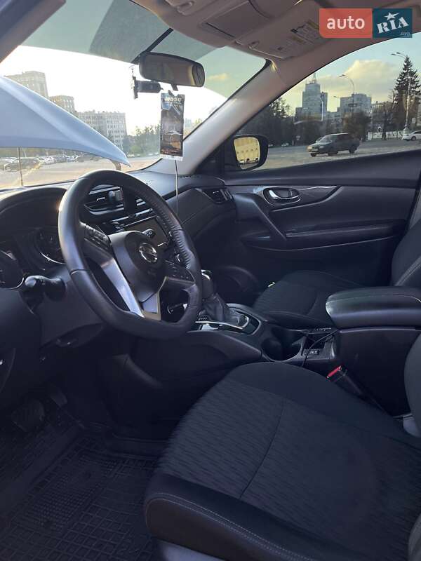 Внедорожник / Кроссовер Nissan Rogue 2017 в Глинном