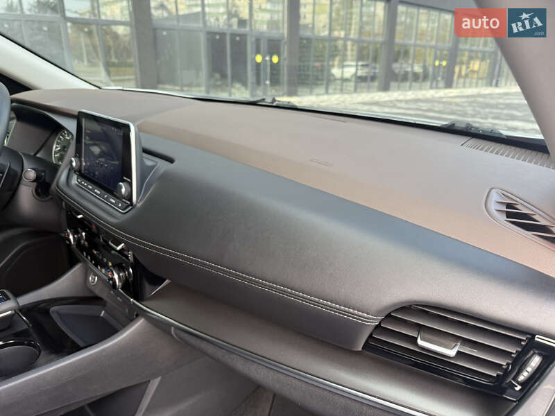 Позашляховик / Кросовер Nissan Rogue 2022 в Полтаві