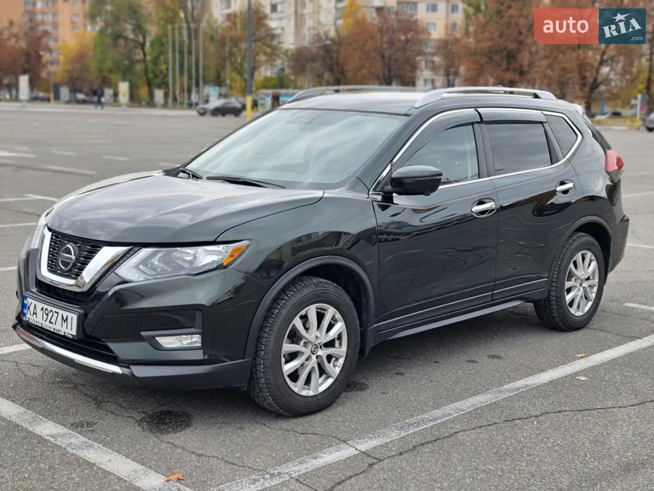 Продам Nissan Rogue 2018 SV AWD.
Красивий зелений колір Midnight pine.
2й власник в Україні. Мінімальні пошкодження з США. Додатково встановлено ГБО та вписано в техпаспорт. Встановлено протиугінну систему.
Вчасне проходження ТО, кожні 8-10 тис.
Машина майже на повній комплектації:
2 комплекта гуми (літо - Michelin)
інтелектуальна система повного приводу,
денні ходові вогні,
еко та спорт режими,
безключовий доступ,
камери 360,
адаптивний круїз контроль з автогальмуванням та набором швидкості,
дистронік,
датчики сліпих зон,
датчики перехресного руху заднім ходом,
2х зоний клімат,
Майданчикам та пекупам прохання не турбувати.
Реальному покупцю торг.