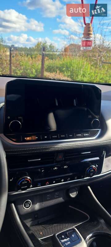 Позашляховик / Кросовер Nissan Rogue 2023 в Львові