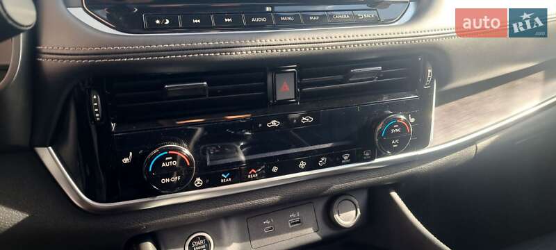 Позашляховик / Кросовер Nissan Rogue 2023 в Львові