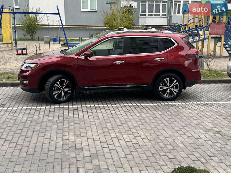 Внедорожник / Кроссовер Nissan Rogue 2017 в Львове