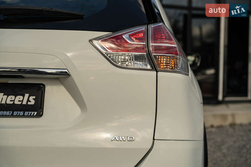 Позашляховик / Кросовер Nissan Rogue 2015 в Чернівцях