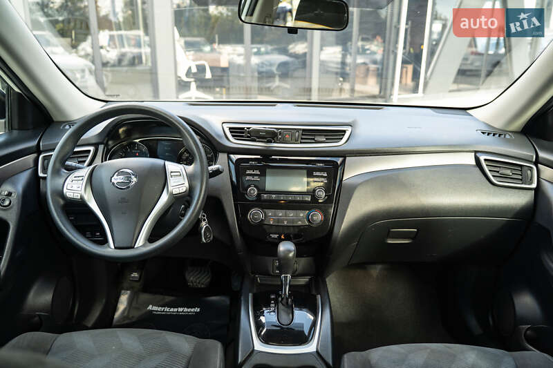 Позашляховик / Кросовер Nissan Rogue 2015 в Чернівцях