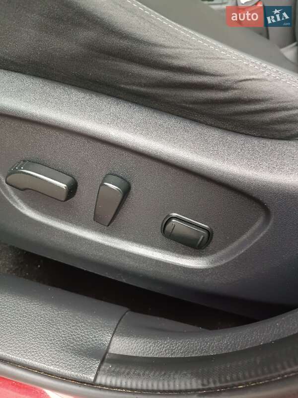 Позашляховик / Кросовер Nissan Rogue 2016 в Сарнах