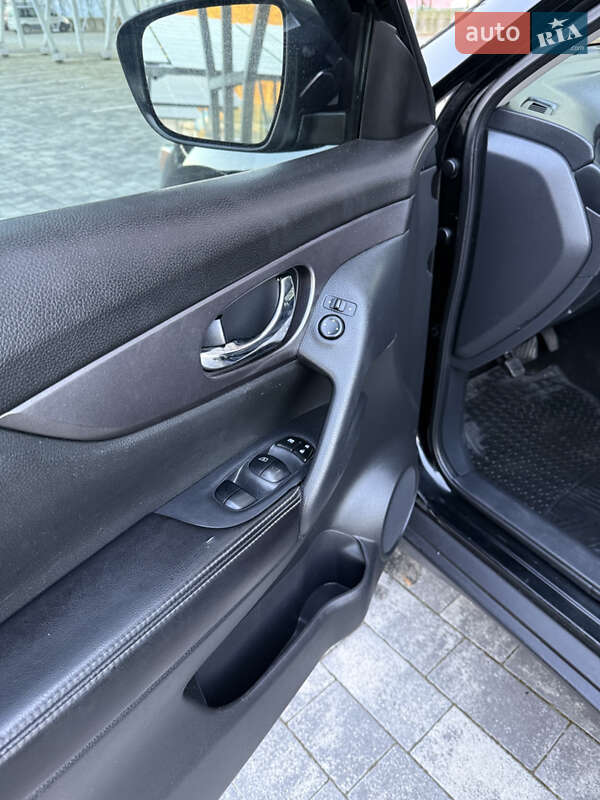 Внедорожник / Кроссовер Nissan Rogue 2015 в Львове