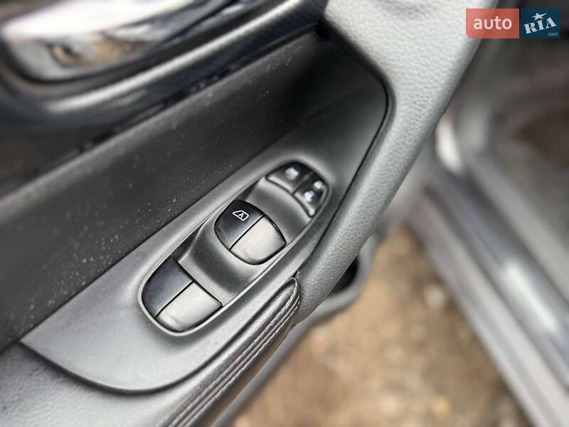 Внедорожник / Кроссовер Nissan Rogue 2015 в Киеве