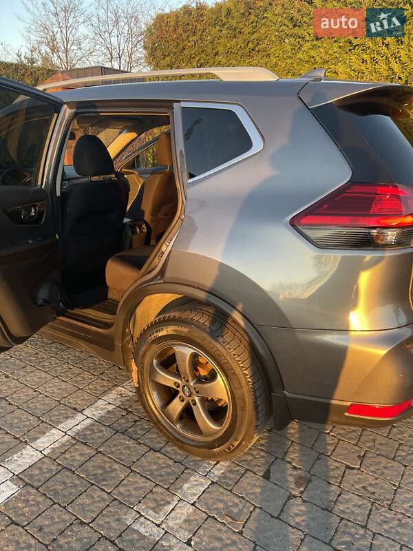 Внедорожник / Кроссовер Nissan Rogue 2017 в Львове