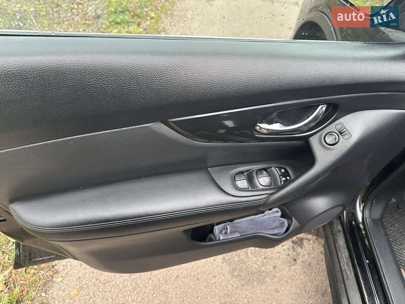 Внедорожник / Кроссовер Nissan Rogue 2017 в Кривом Роге