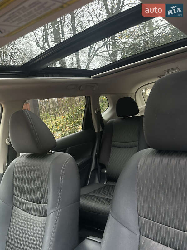 Позашляховик / Кросовер Nissan Rogue 2016 в Києві