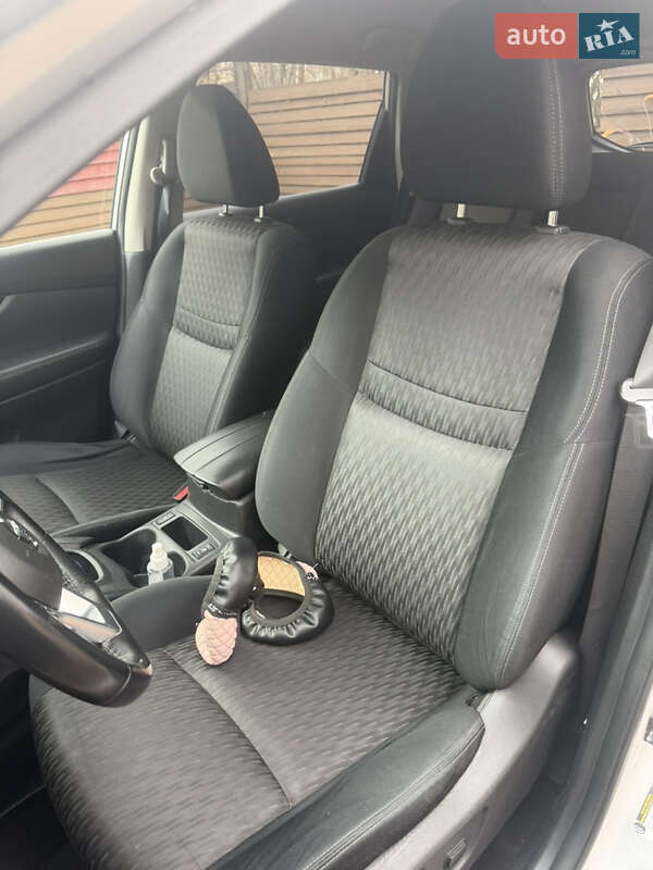 Внедорожник / Кроссовер Nissan Rogue 2016 в Киеве