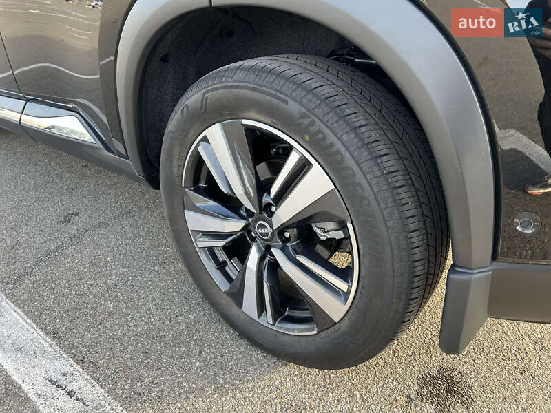 Внедорожник / Кроссовер Nissan Rogue 2023 в Киеве