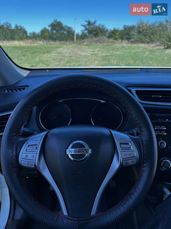 Внедорожник / Кроссовер Nissan Rogue 2016 в Новоднестровске