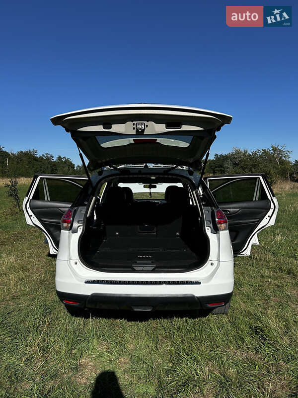 Внедорожник / Кроссовер Nissan Rogue 2016 в Новоднестровске