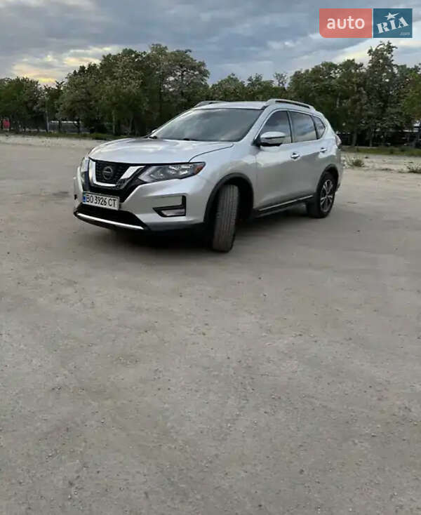 Внедорожник / Кроссовер Nissan Rogue 2017 в Хмельницком