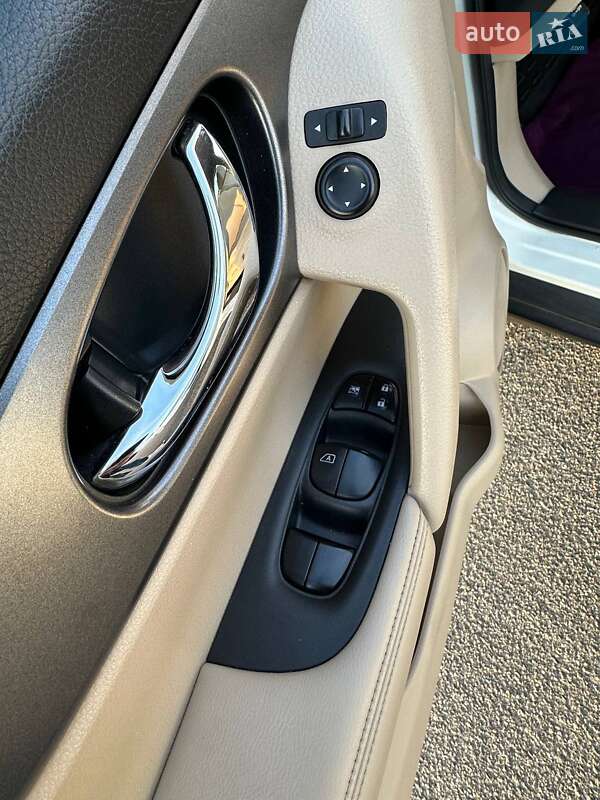 Внедорожник / Кроссовер Nissan Rogue 2015 в Киеве