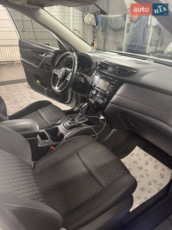 Внедорожник / Кроссовер Nissan Rogue 2016 в Мостиске