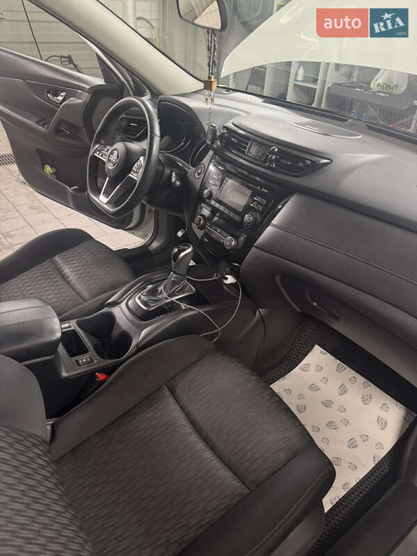 Внедорожник / Кроссовер Nissan Rogue 2016 в Мостиске