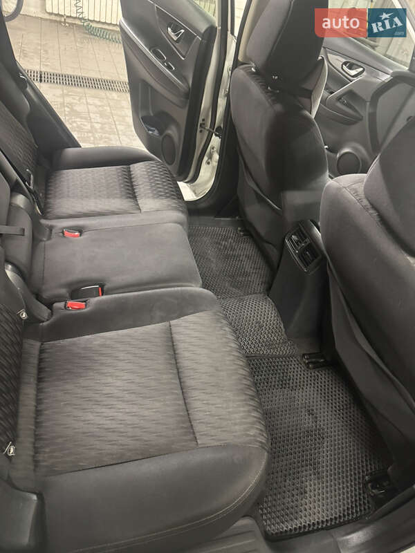 Внедорожник / Кроссовер Nissan Rogue 2016 в Мостиске