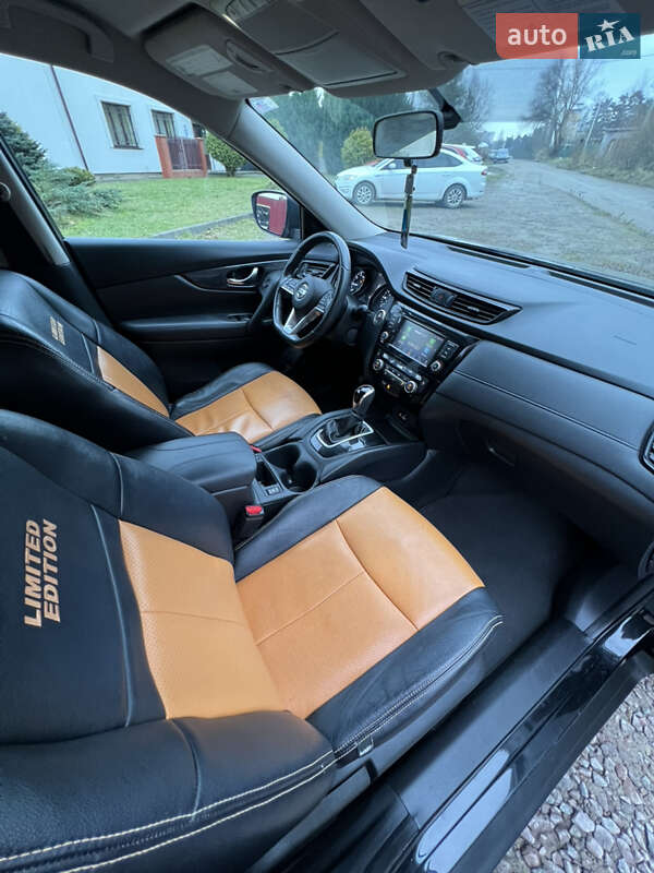 Внедорожник / Кроссовер Nissan Rogue 2018 в Новояворовске