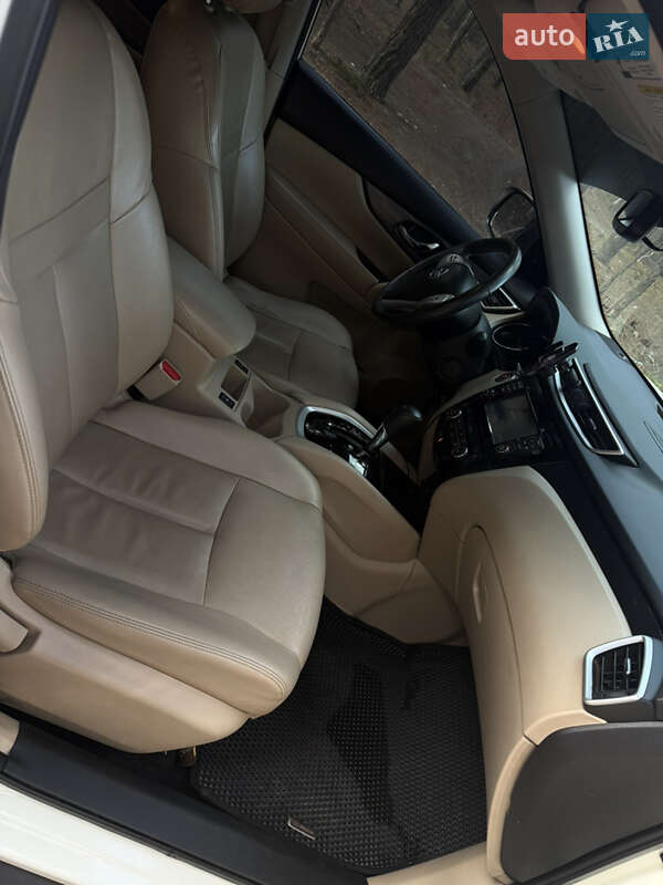 Внедорожник / Кроссовер Nissan Rogue 2015 в Краснокутске