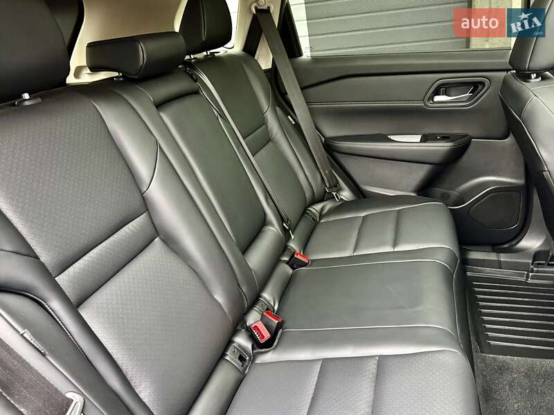 Позашляховик / Кросовер Nissan Rogue 2024 в Тернополі