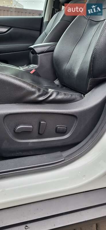 Внедорожник / Кроссовер Nissan Rogue 2016 в Днепре