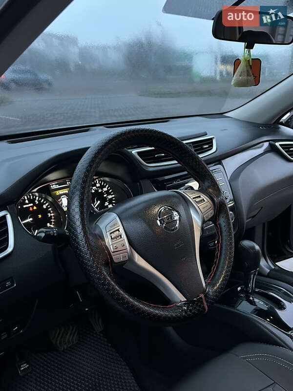 Внедорожник / Кроссовер Nissan Rogue 2016 в Вознесенске