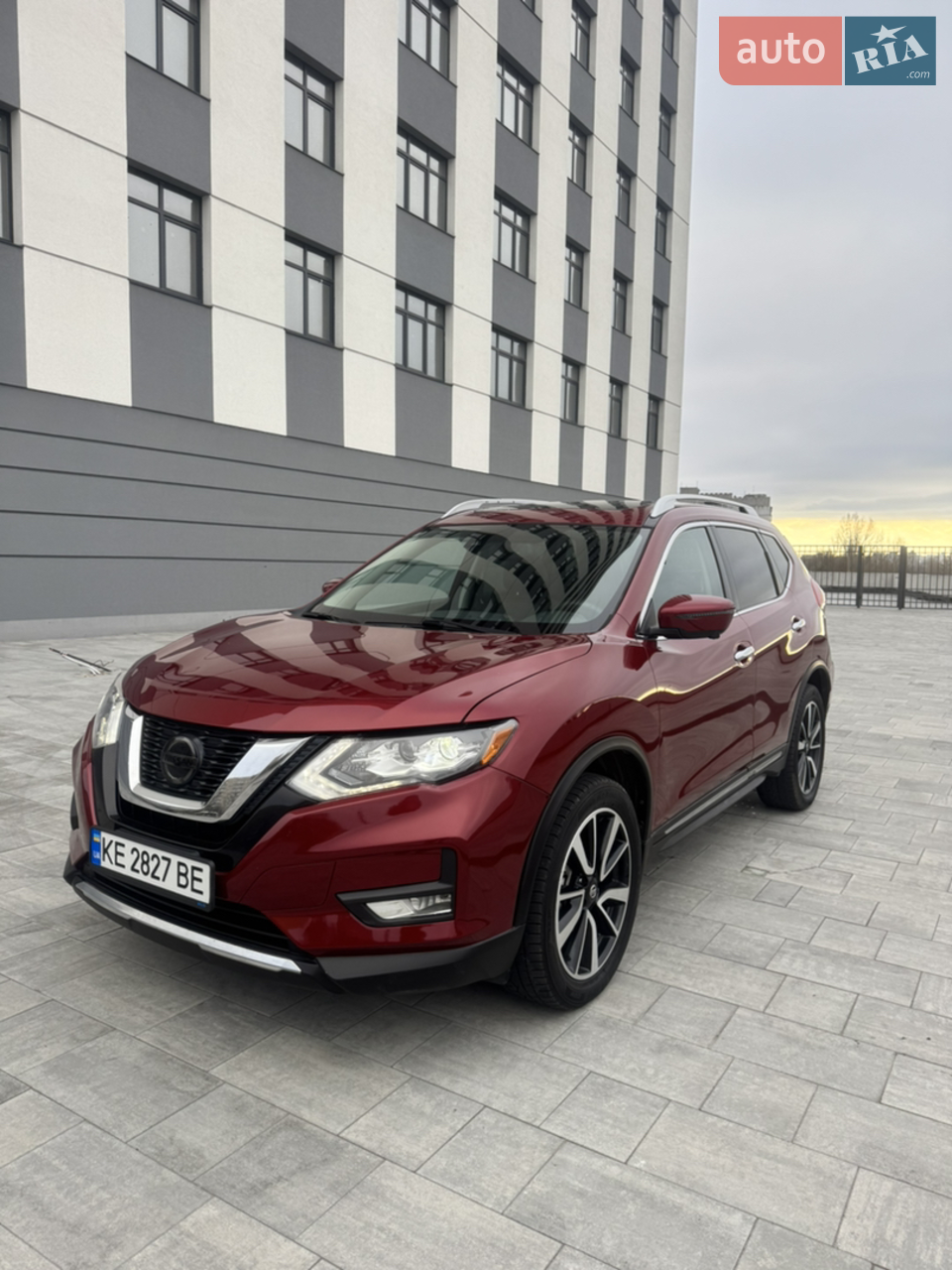 Продам автомобіль в ідеальному стані як візуально так і технічно.
По кузову фарбований лише передній бампер все решта в рідній фарбі,капот та крила в бронеплівці.
Технічно все що треба було замінено також замінено всі рідини.
По комплектації це максимально можлива для цього авто.
Вкладень не потребує взагалі!