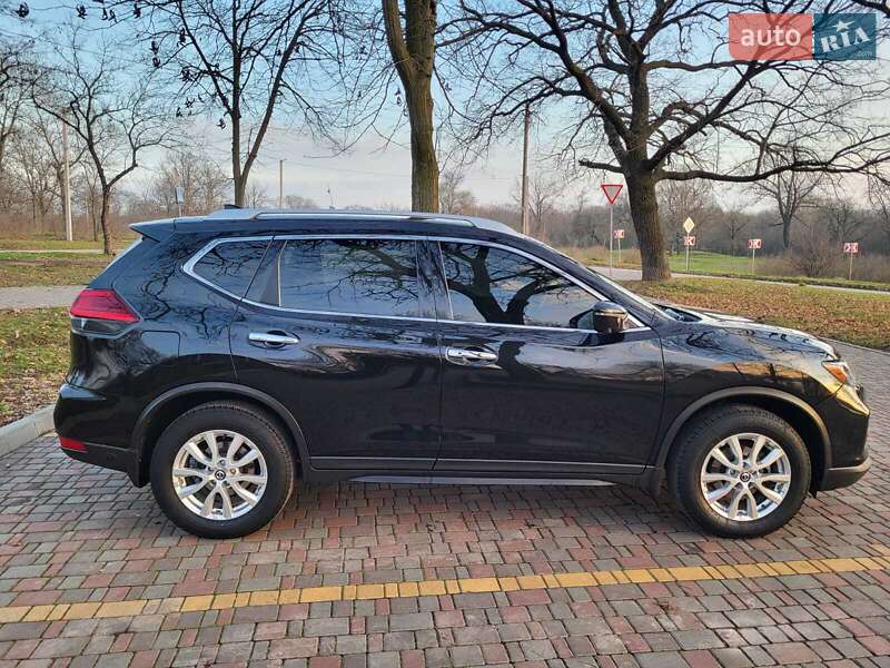 Внедорожник / Кроссовер Nissan Rogue 2017 в Кропивницком
