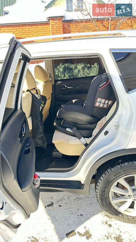 Внедорожник / Кроссовер Nissan Rogue 2017 в Львове