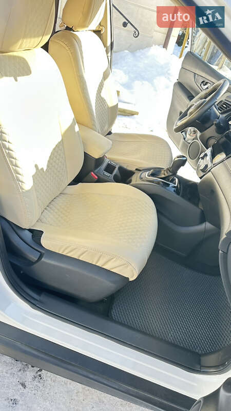 Внедорожник / Кроссовер Nissan Rogue 2017 в Львове