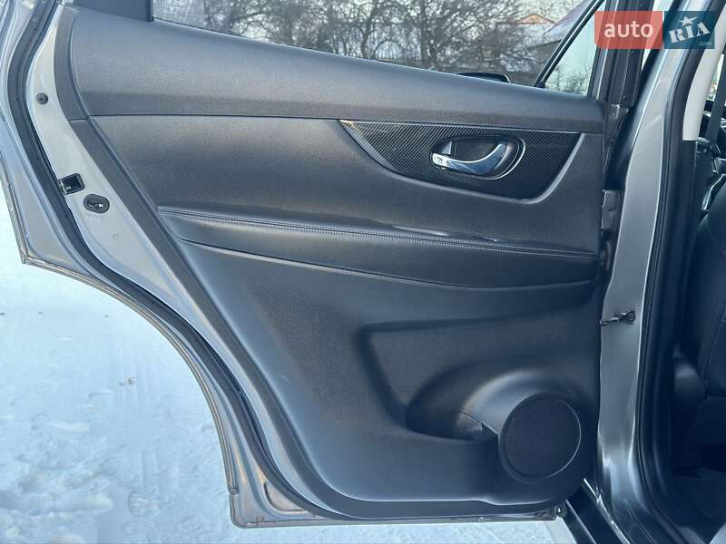 Внедорожник / Кроссовер Nissan Rogue 2016 в Хороле