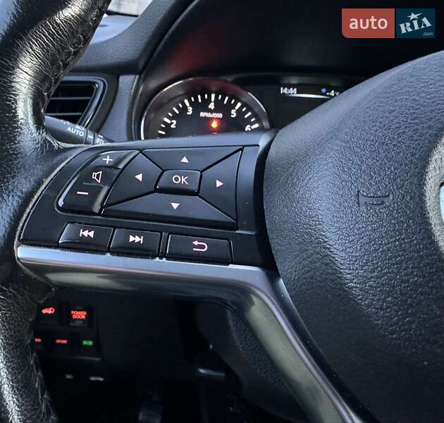 Внедорожник / Кроссовер Nissan Rogue 2016 в Хороле