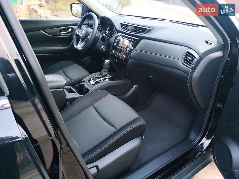 Внедорожник / Кроссовер Nissan Rogue 2017 в Змиеве