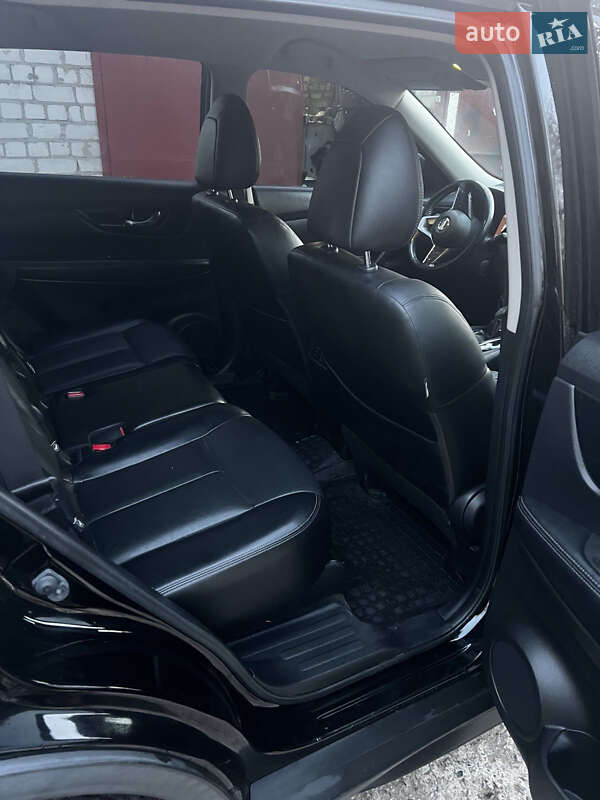 Внедорожник / Кроссовер Nissan Rogue 2017 в Харькове