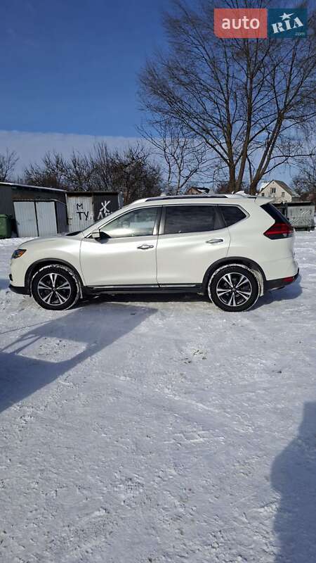 Внедорожник / Кроссовер Nissan Rogue 2017 в Вышгороде