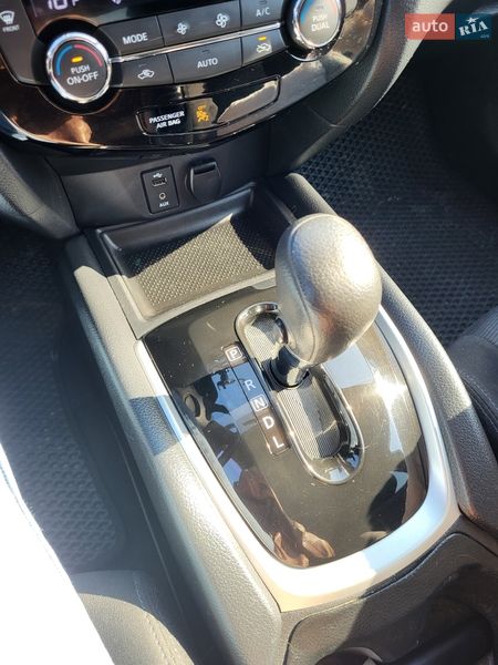 Внедорожник / Кроссовер Nissan Rogue 2015 в Львове