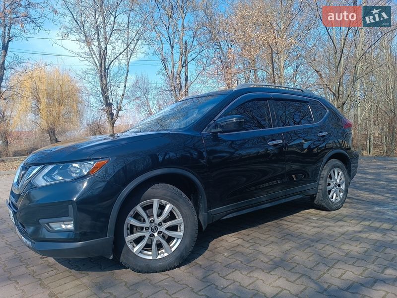 Внедорожник / Кроссовер Nissan Rogue 2017 в Миргороде