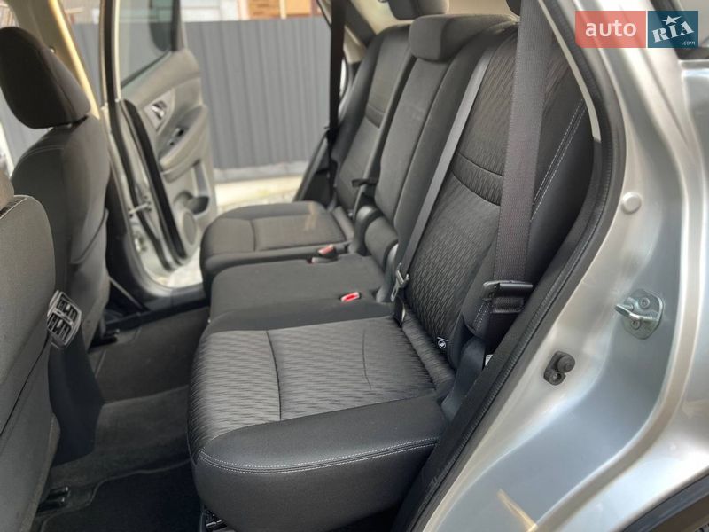 Внедорожник / Кроссовер Nissan Rogue 2017 в Хмельницком