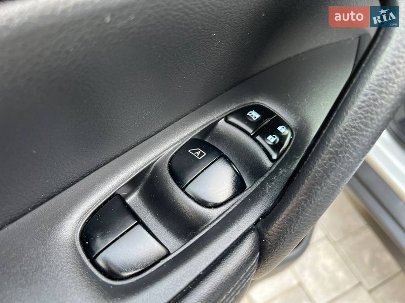 Внедорожник / Кроссовер Nissan Rogue 2017 в Хмельницком