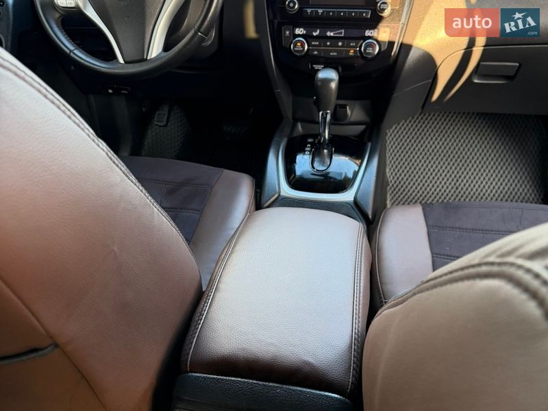 Позашляховик / Кросовер Nissan Rogue 2015 в Новояворівську