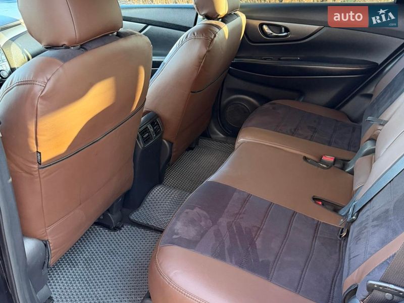 Позашляховик / Кросовер Nissan Rogue 2015 в Новояворівську