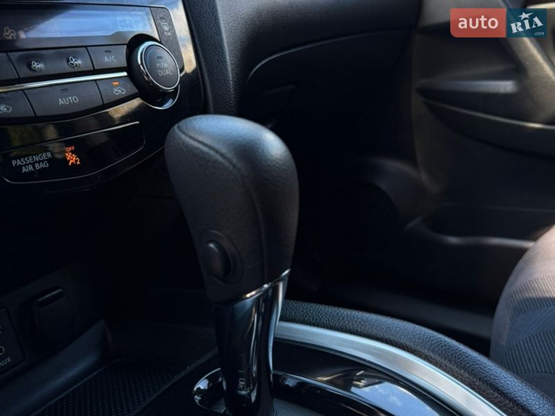 Позашляховик / Кросовер Nissan Rogue 2016 в Лубнах